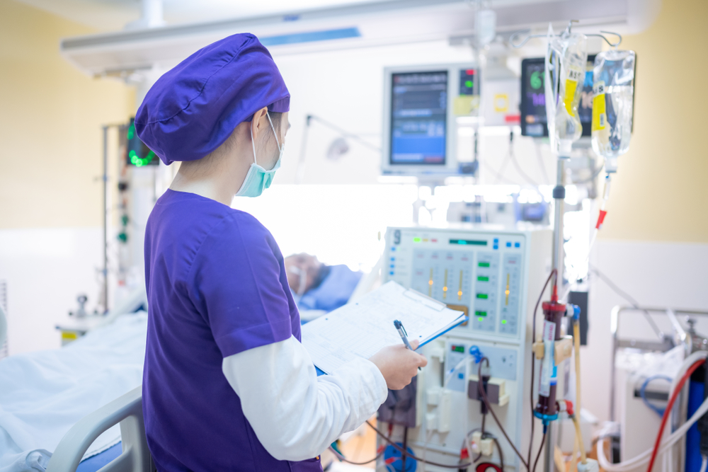 médica analisando comprometimento renal do paciente